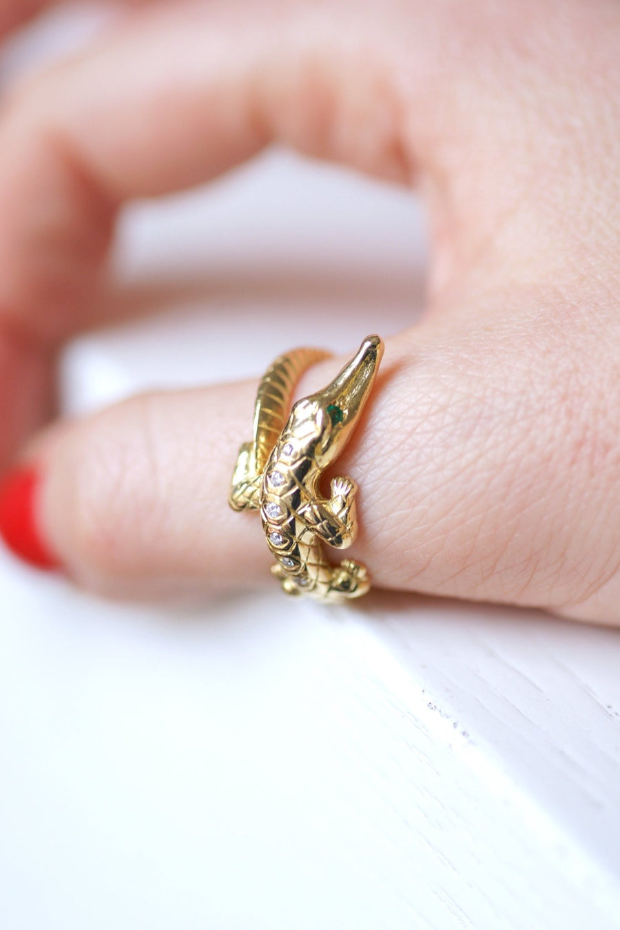 Bague crocodile vintage en or jaune, diamants, et émeraudes - Galerie Pénélope