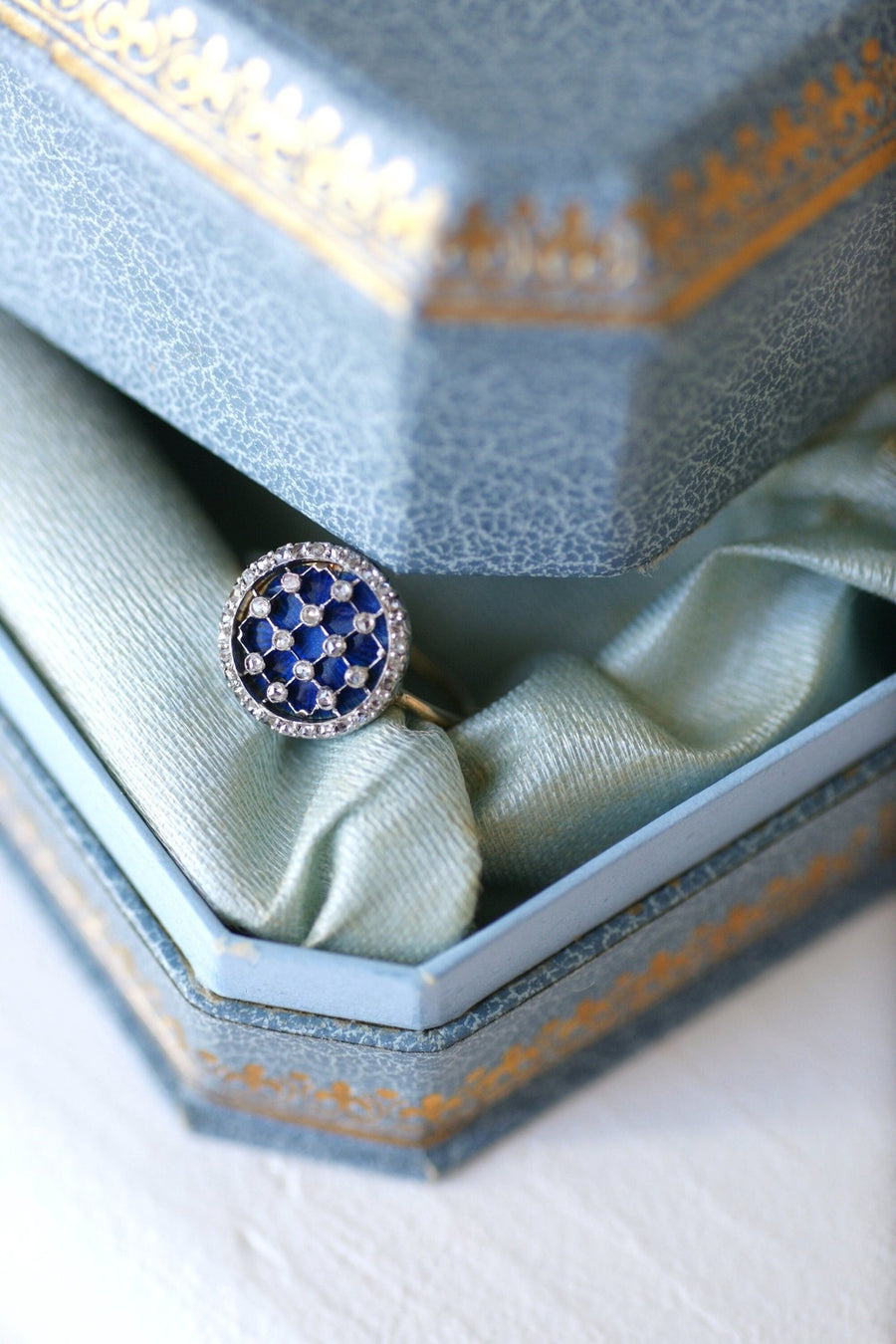 Bague damier, émail et diamants sur or et platine - Galerie Pénélope