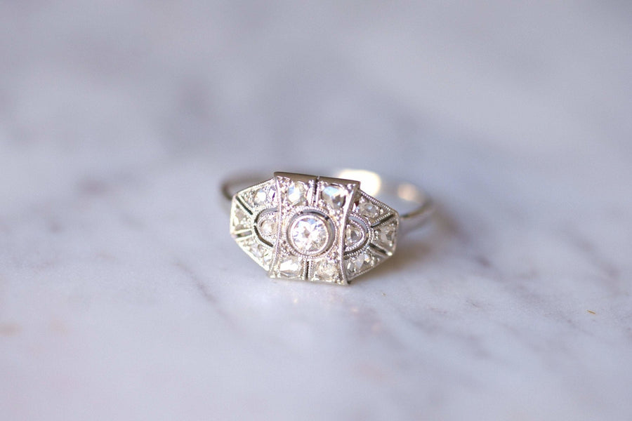 Bague de fiançailles Art Deco platine or blanc et diamants - Galerie Pénélope