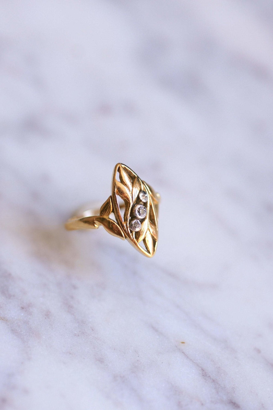 Bague de fiançailles feuilles de laurier Art Nouveau or et diamants, Circa 1900 - Galerie Pénélope