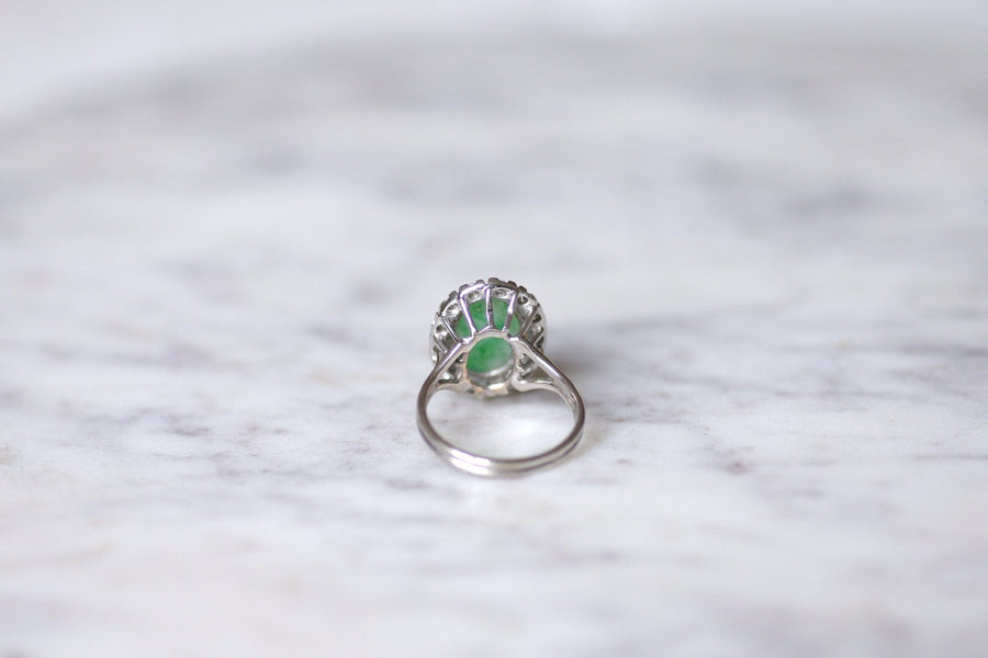 Bague de fiançailles jade entourage diamants sur or blanc - Galerie Pénélope