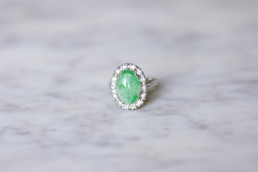 Bague de fiançailles jade entourage diamants sur or blanc - Galerie Pénélope