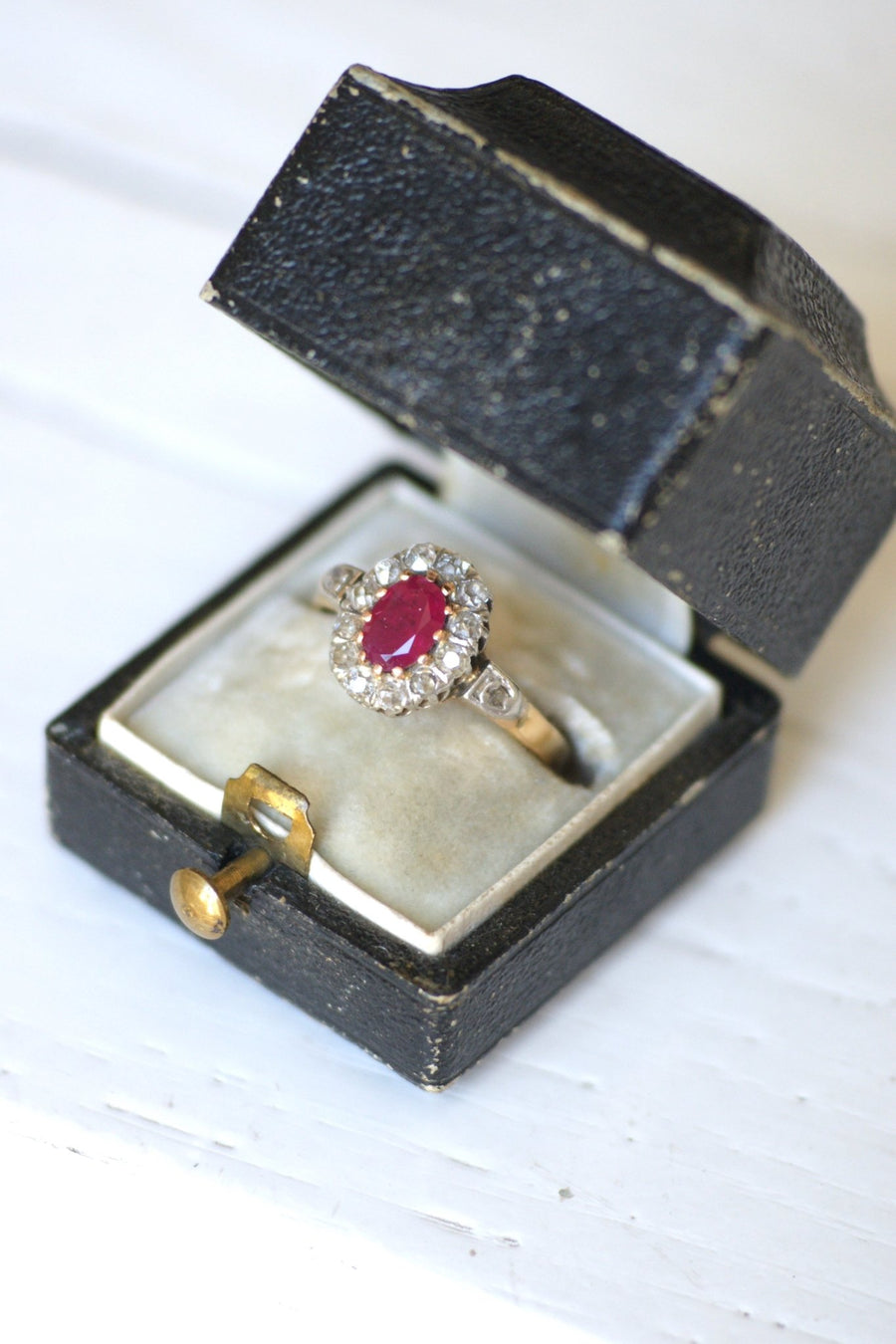 Bague de fiançailles rubis entourage diamants - Galerie Pénélope