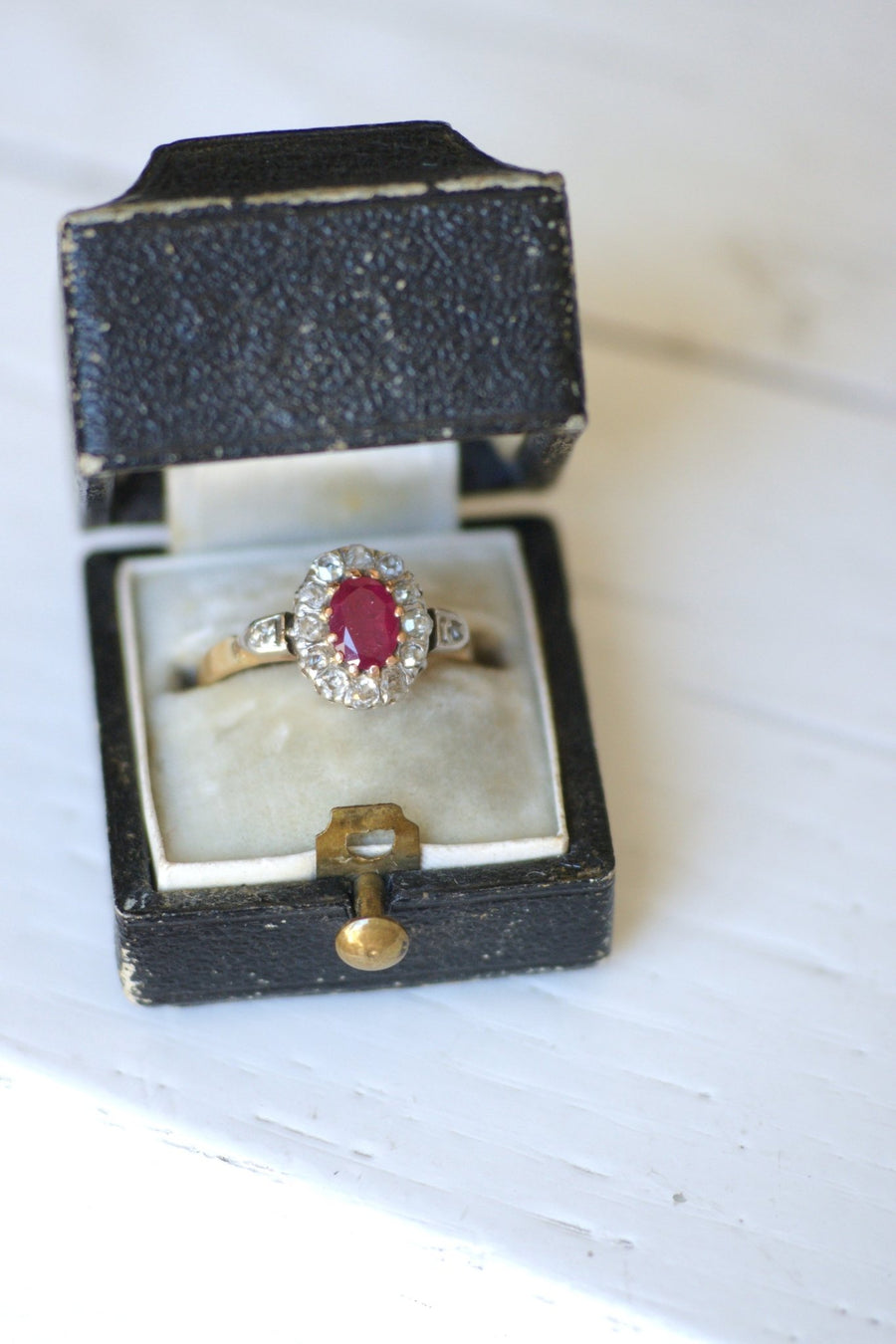 Bague de fiançailles rubis entourage diamants - Galerie Pénélope