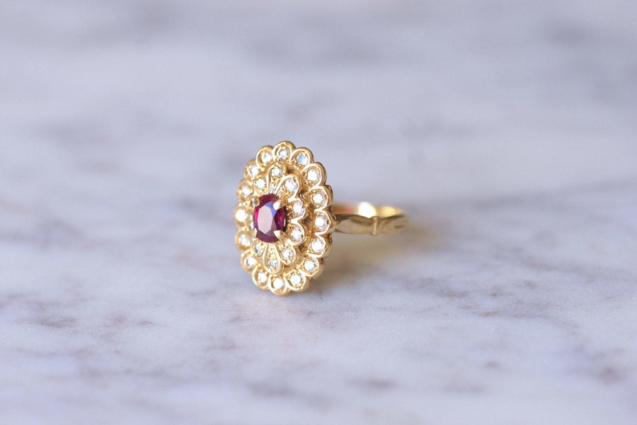 Bague de fiançailles rubis entourage diamants sur or jaune - Galerie Pénélope