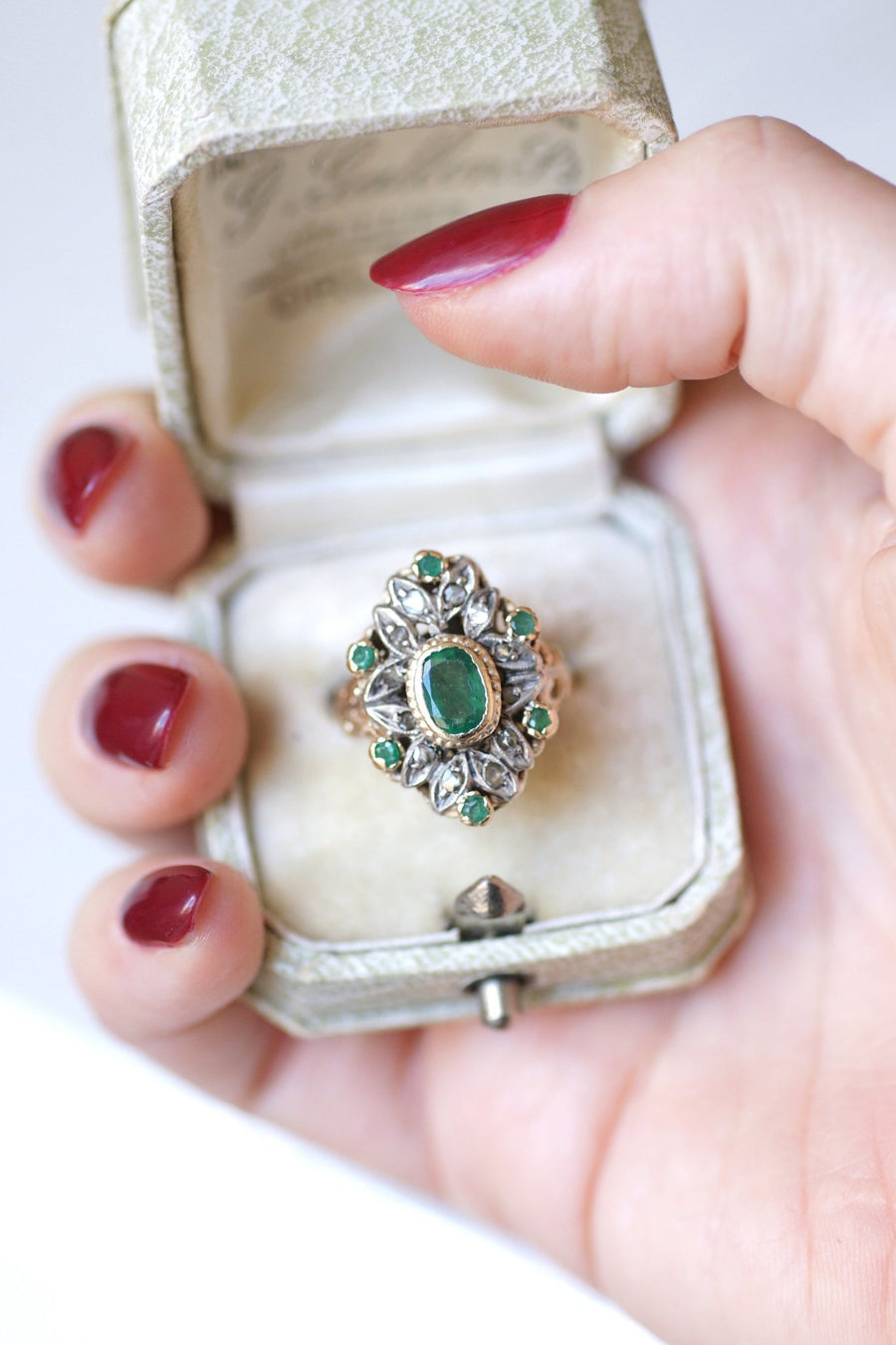 Bague de fiançailles style Victorien émeraude entourage diamants