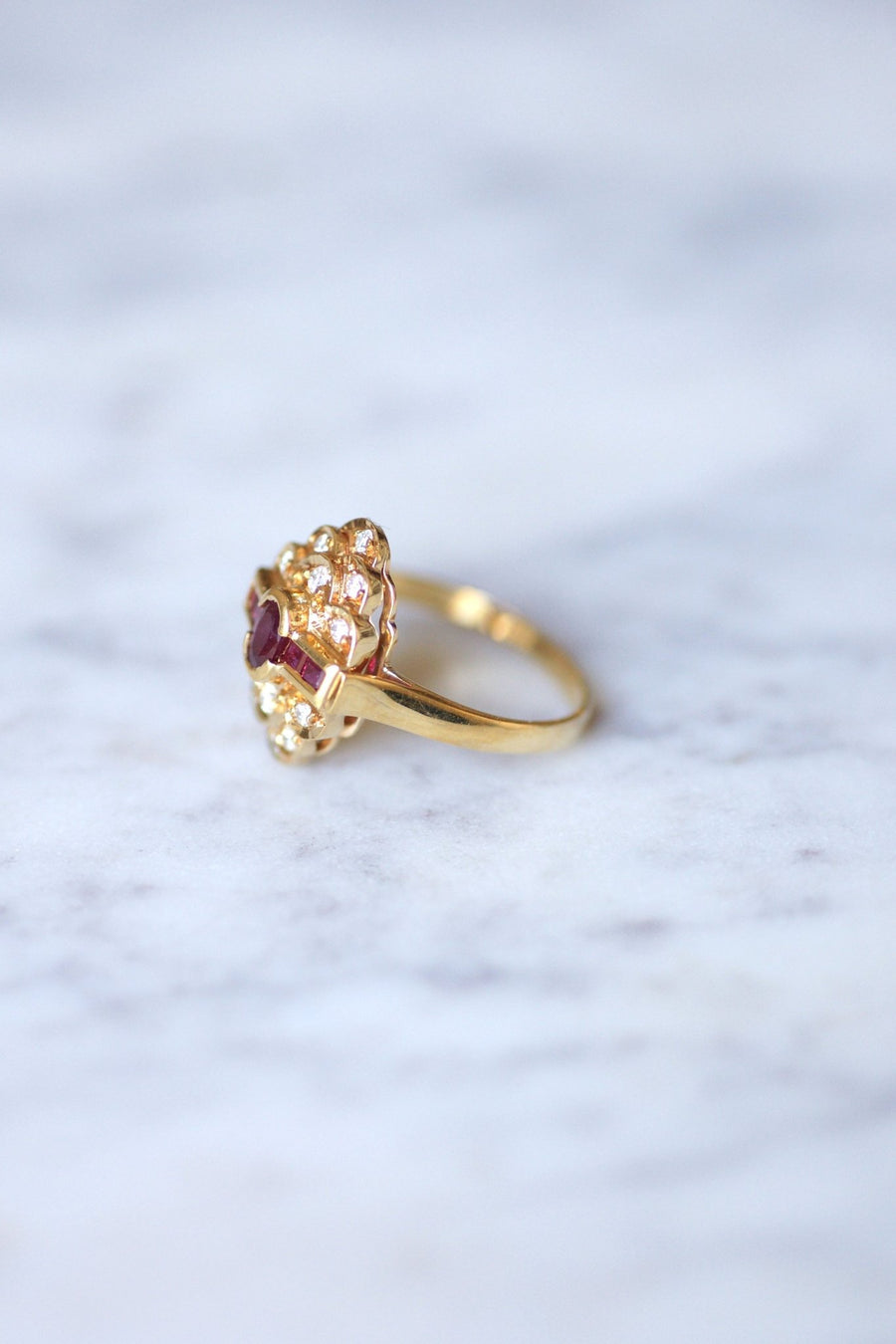 Bague de fiançailles vintage rubis entourage diamants sur or jaune - Galerie Pénélope