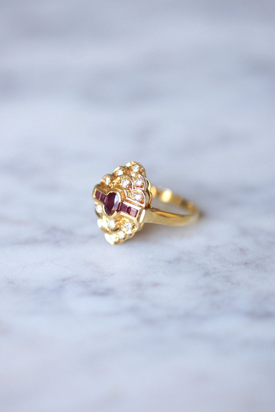 Bague de fiançailles vintage rubis entourage diamants sur or jaune - Galerie Pénélope