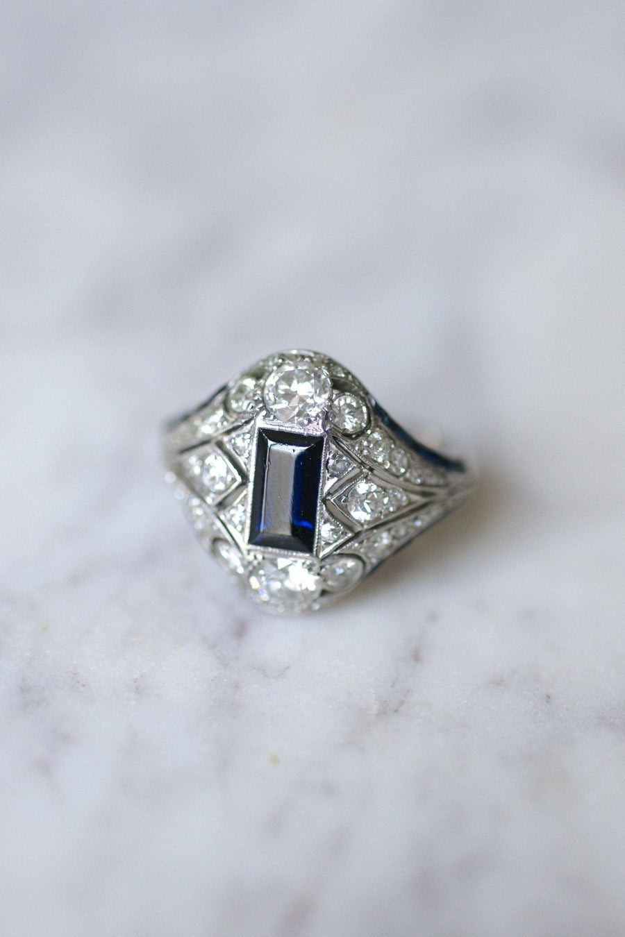 Bague dôme Art Deco platine, saphirs, et diamants - Galerie Pénélope