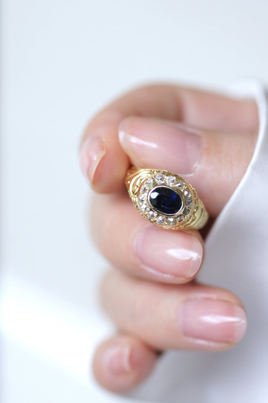 Bague dôme saphir entourage diamants - Galerie Pénélope