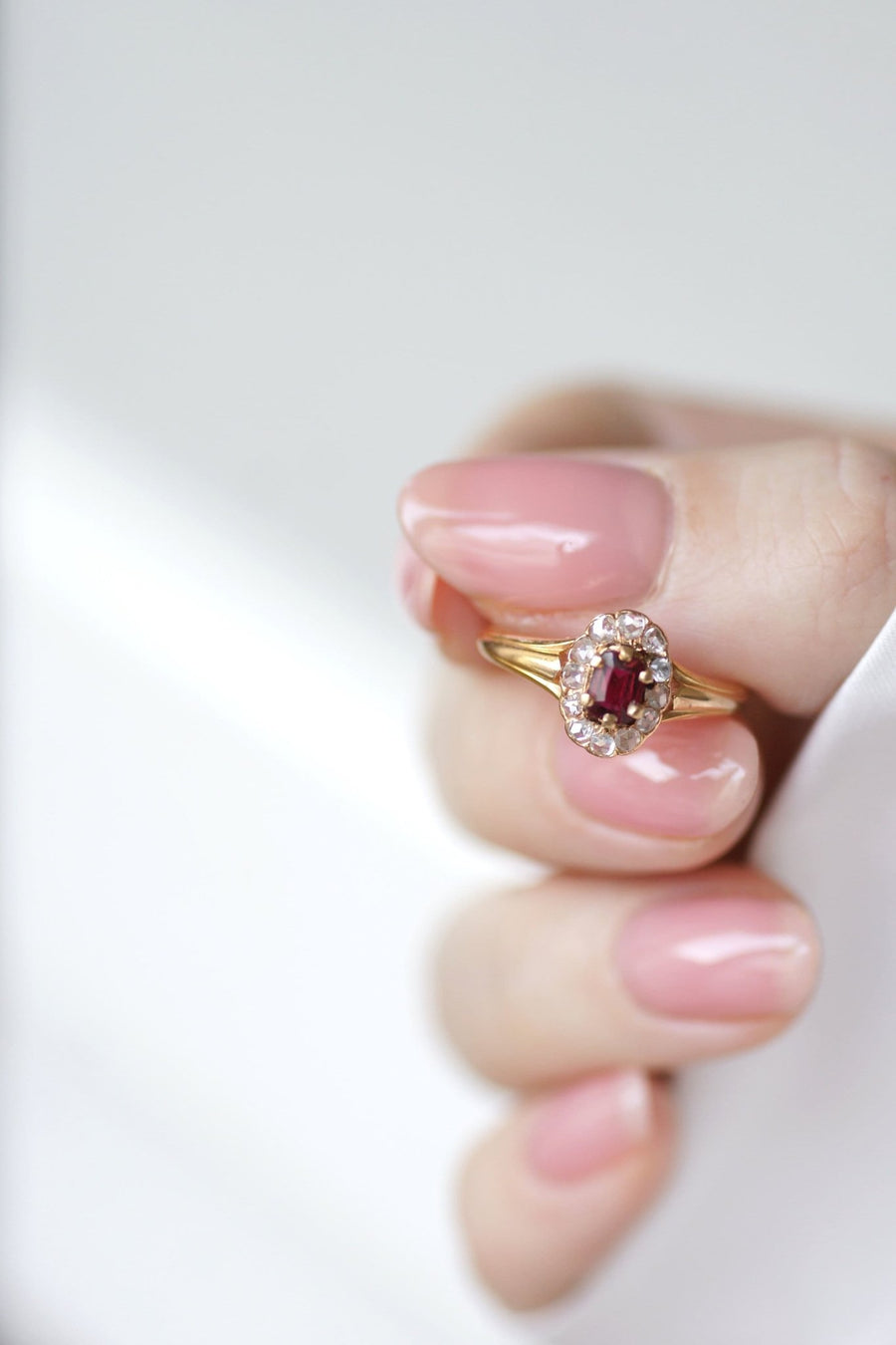 Bague fiançailles rubis entourage diamants - Galerie Pénélope