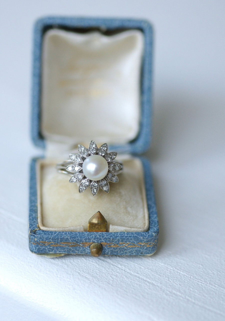Bague fleur vintage or blanc, perle, et diamants - Galerie Pénélope