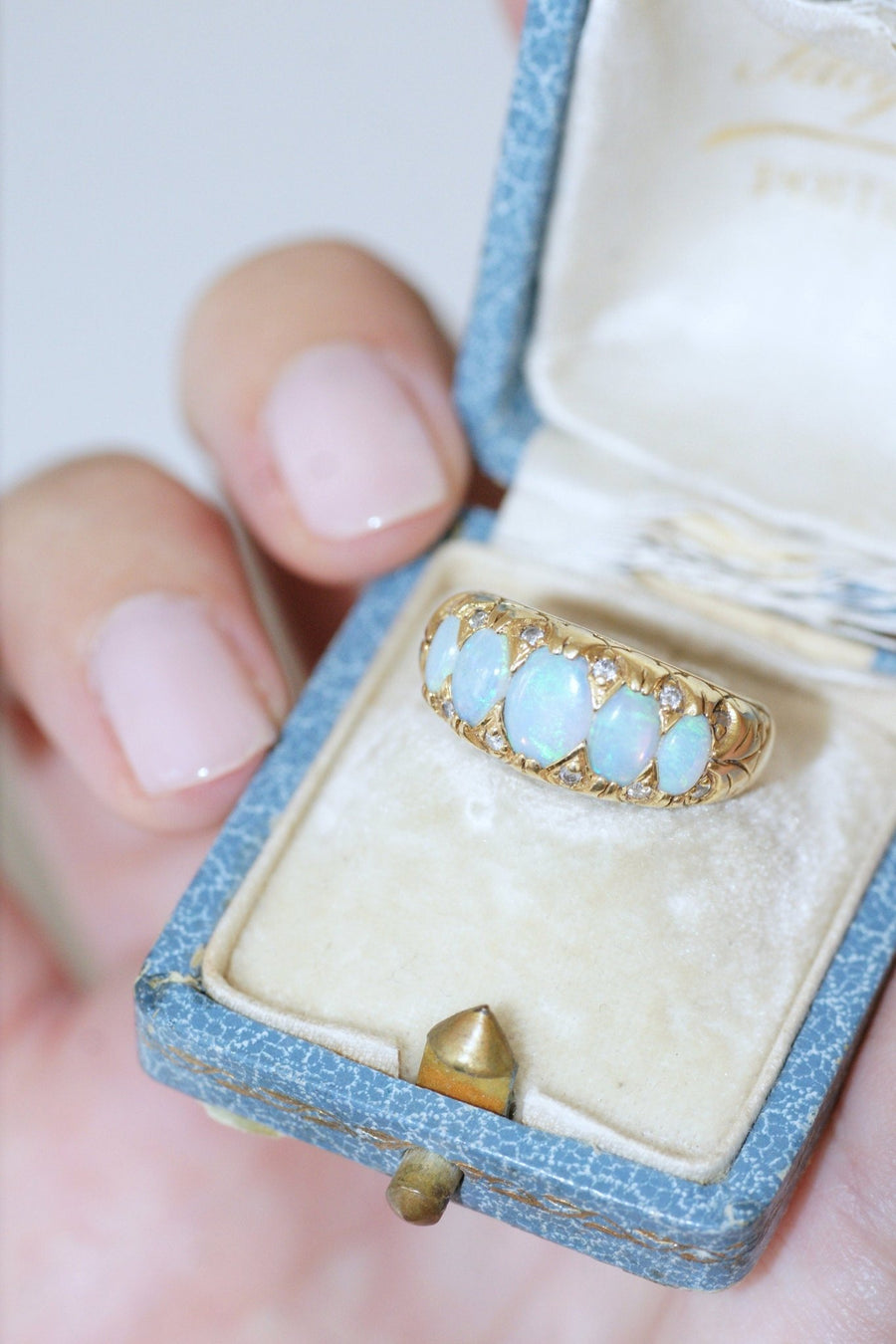 Bague jarretière opales et diamants sur or - Galerie Pénélope