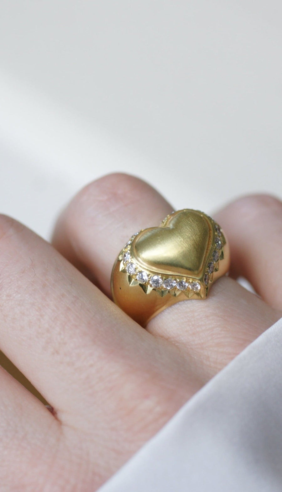 Bague jonc Coeur bombé or et diamants - Galerie Pénélope