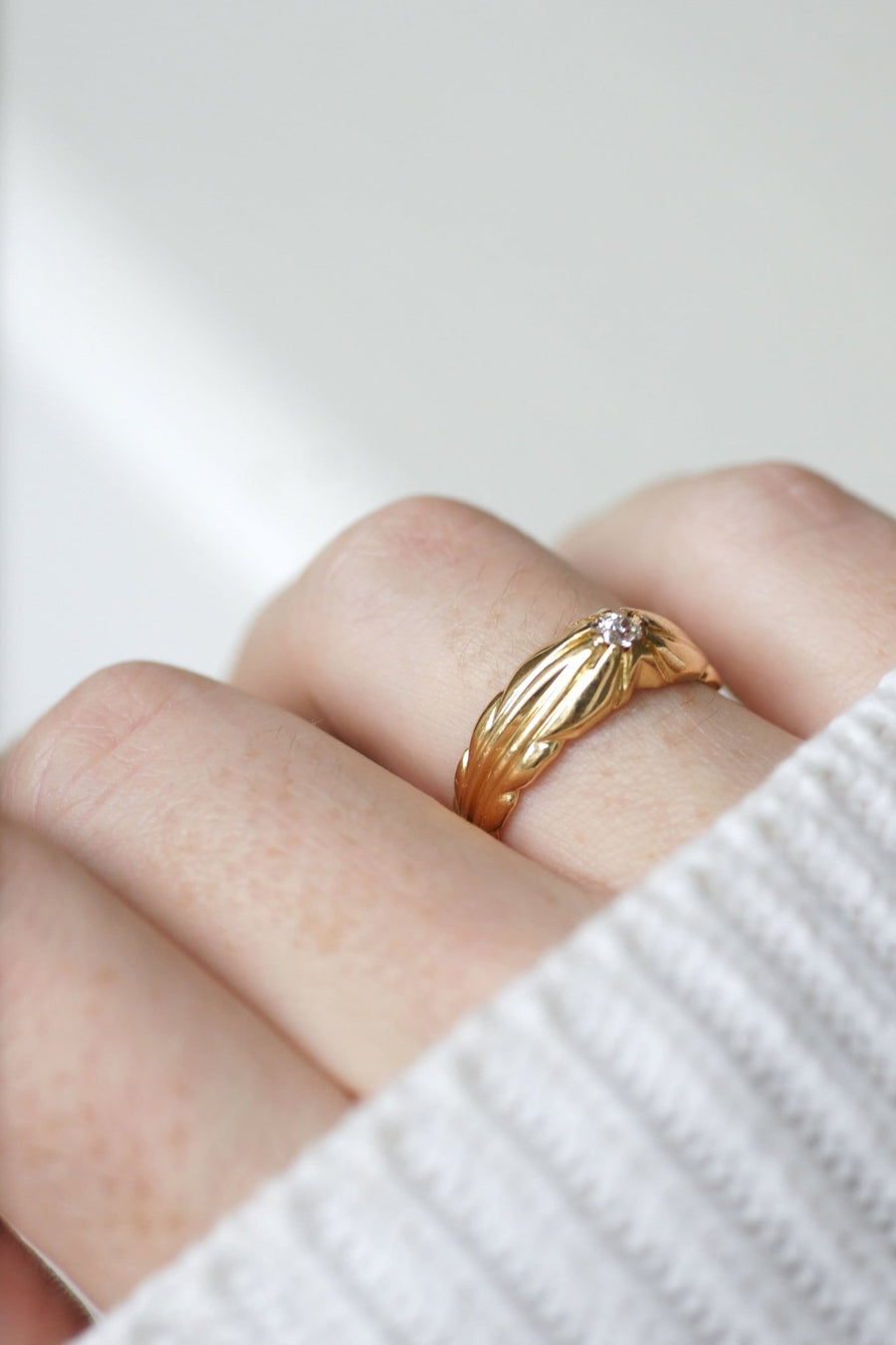 Bague jonc or jaune et diamant - Galerie Pénélope