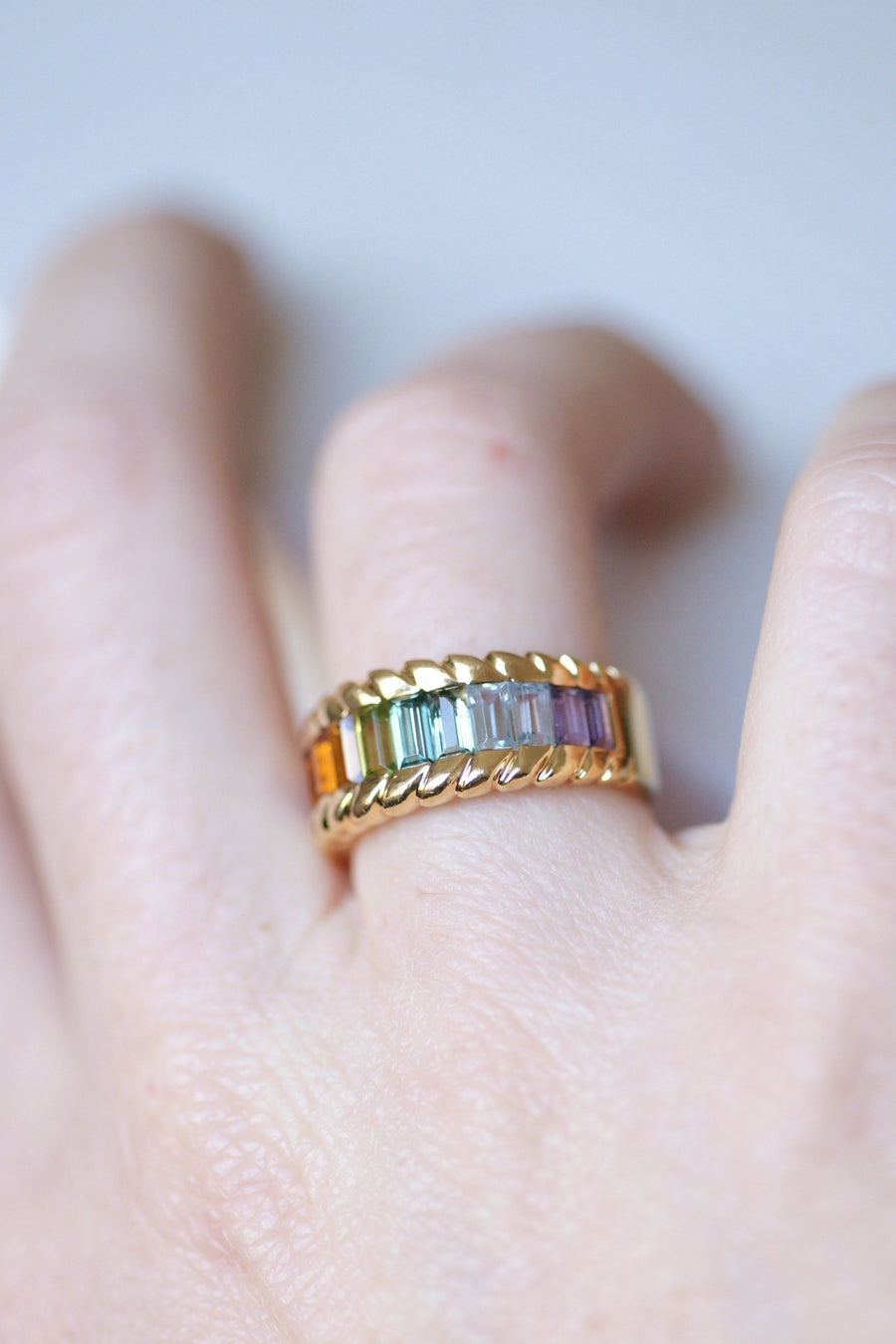 Bague jonc pierres arc en ciel en or jaune - Galerie Pénélope