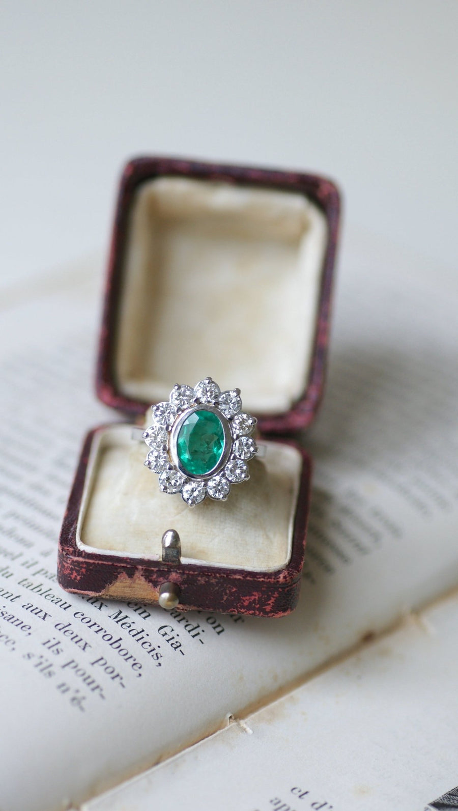 Bague marguerite Emeraude 1.75 Cts et diamants - Galerie Pénélope