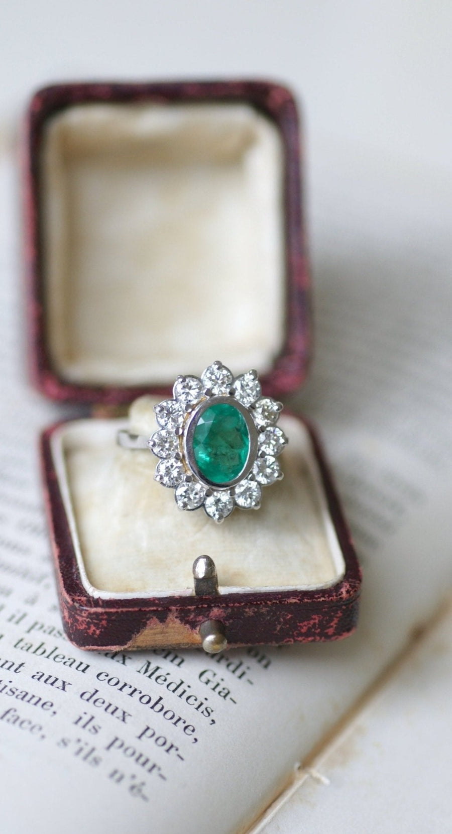 Bague marguerite Emeraude 1.75 Cts et diamants - Galerie Pénélope