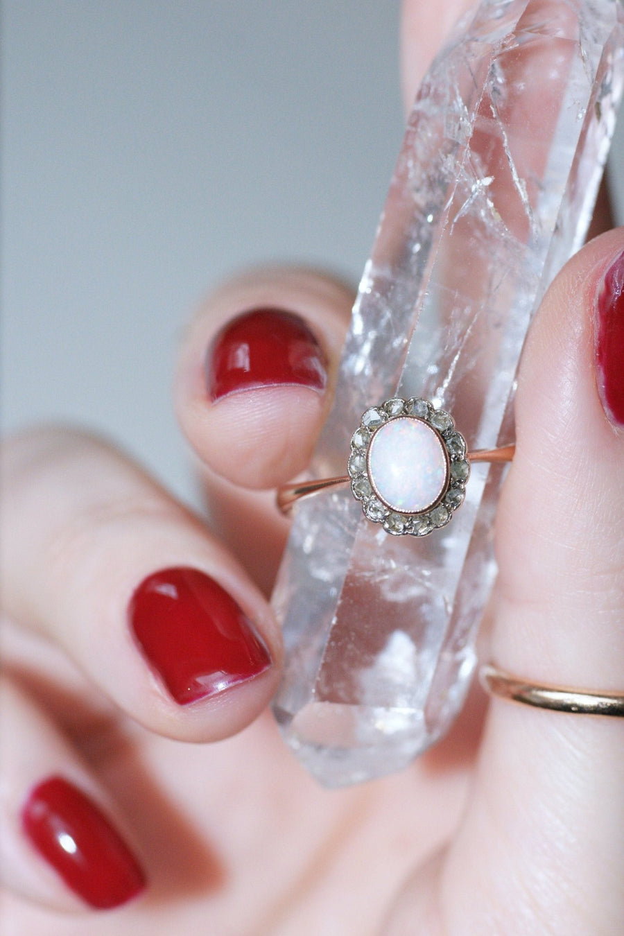 Bague marguerite opale entourage diamants - Galerie Pénélope