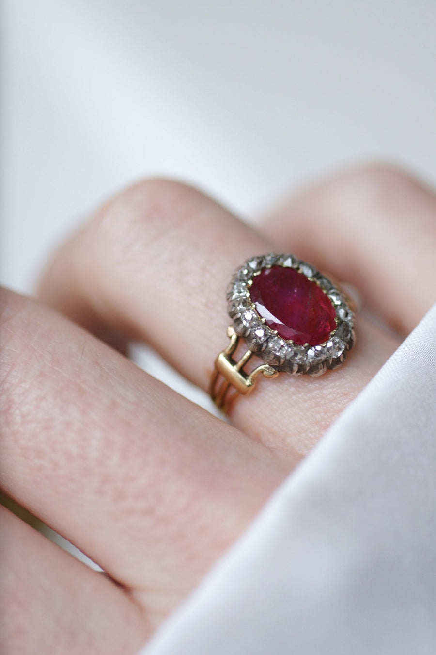 Bague marguerite rubis birman 2.82 Cts diamants - Galerie Pénélope