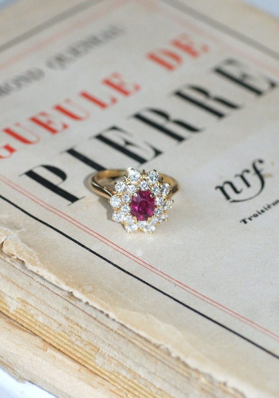 Bague marguerite rubis entourage diamants - Galerie Pénélope