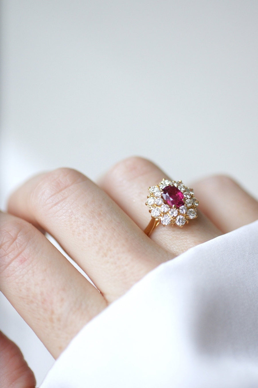 Bague marguerite rubis entourage diamants - Galerie Pénélope