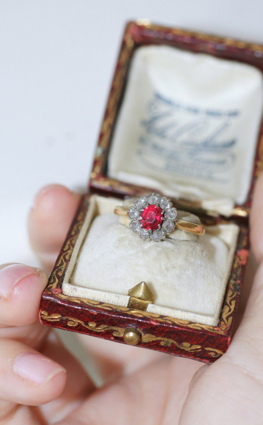 Bague marguerite spinelle rouge entourage diamants - Galerie Pénélope