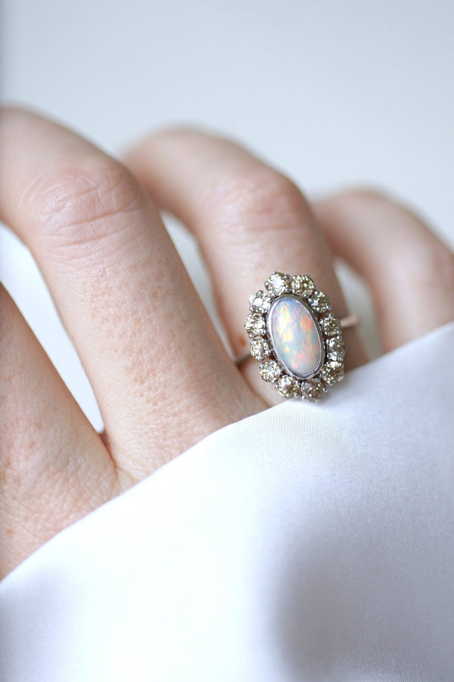 Bague margurite opale entourage diamants sur or blanc - Galerie Pénélope