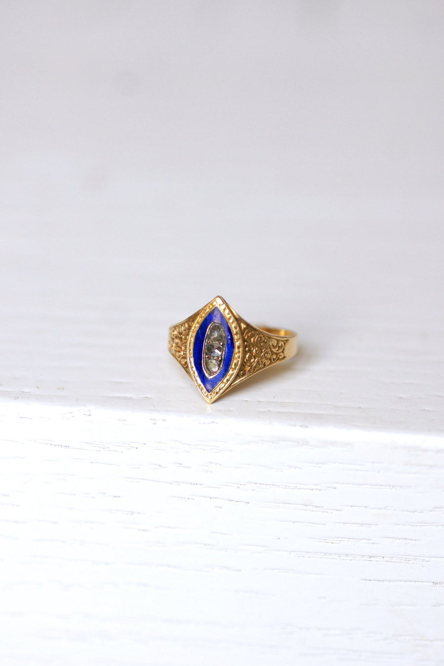 Bague marquise ancienne en or jaune et diamant sur émail bleu - Galerie Pénélope