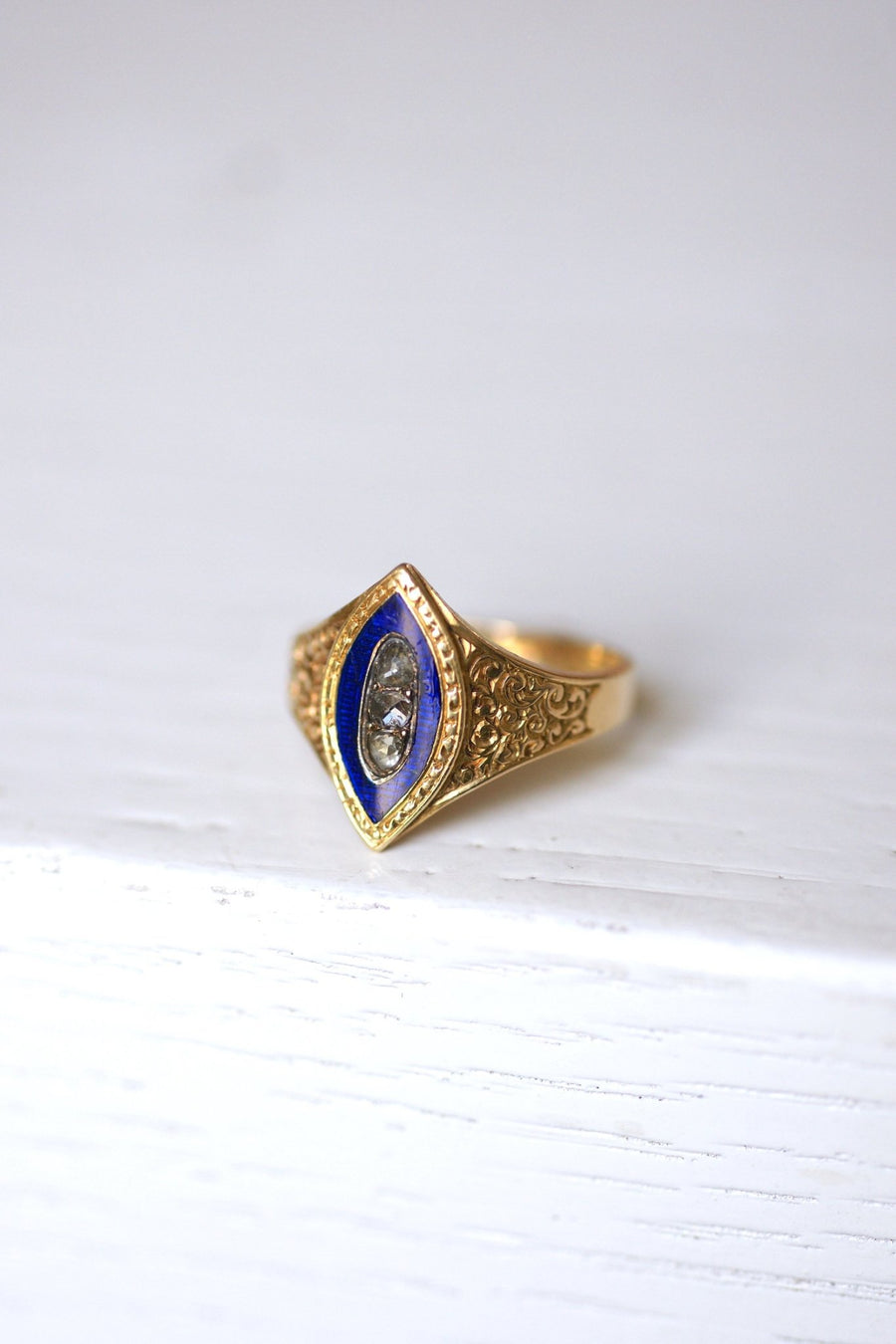 Bague marquise ancienne en or jaune et diamant sur émail bleu - Galerie Pénélope