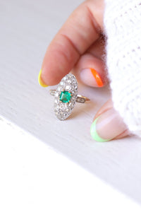 Bague Ancienne Or 18 Carats - Forme Marquise, Diamants Et émeraude, Taille 54 Ajustable - État Comme Neuve