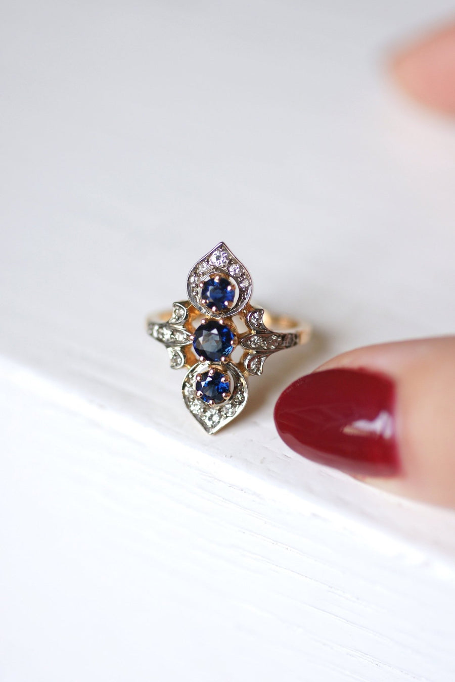 Bague marquise style Victorien saphirs entourage diamants sur or