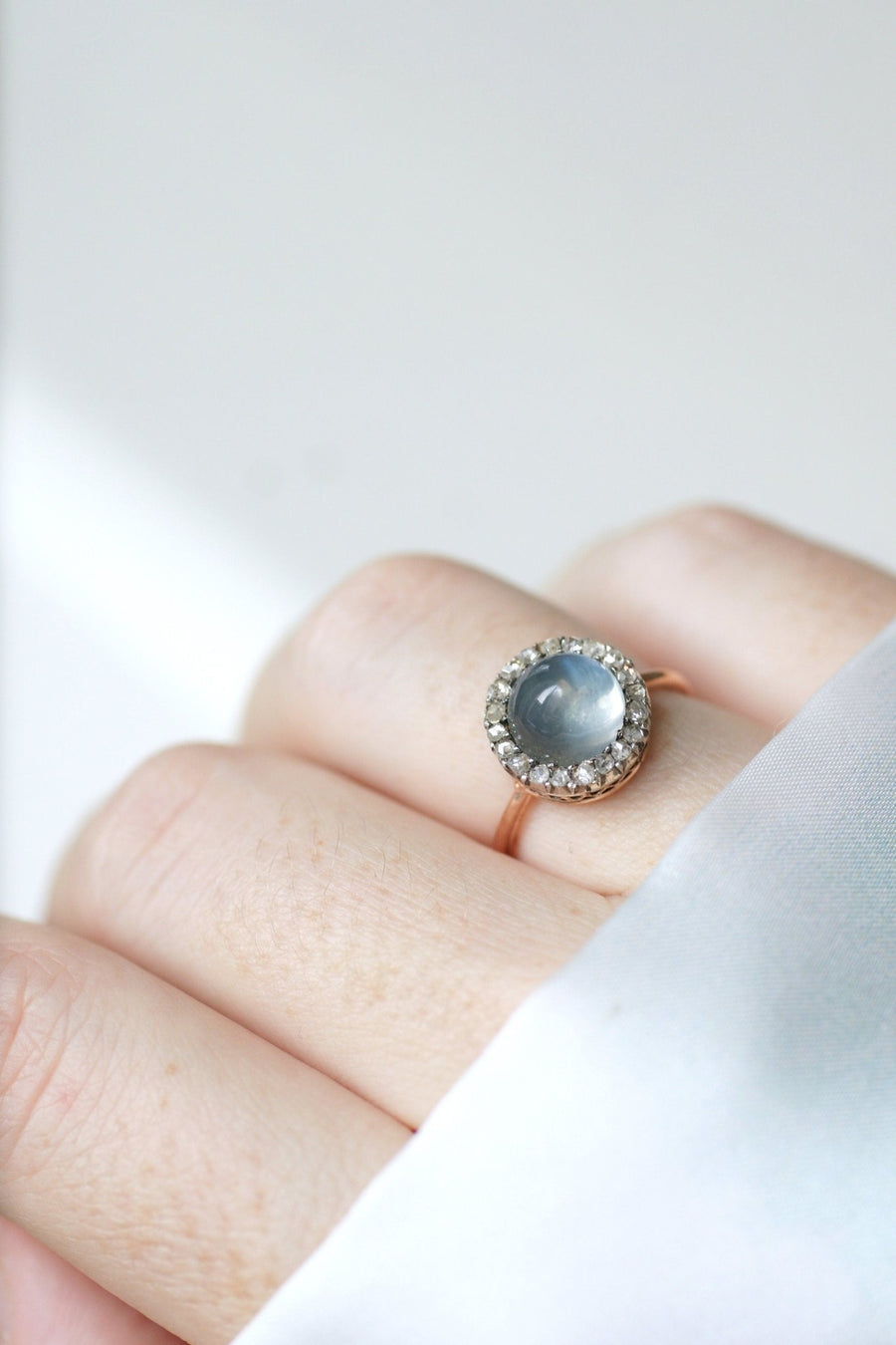 Bague pierre de lune entourage diamants - Galerie Pénélope