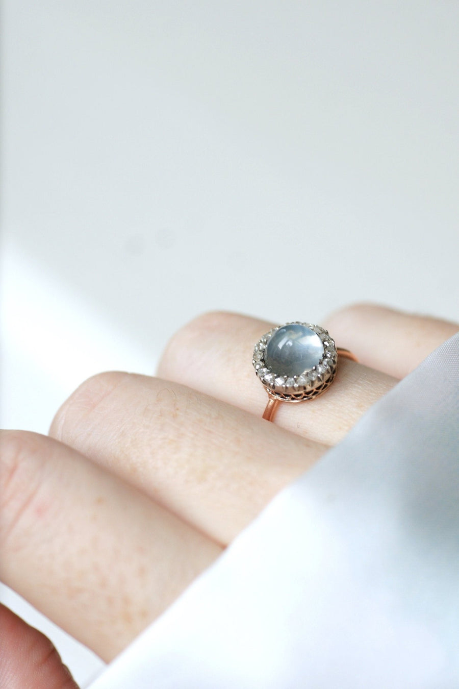 Bague pierre de lune entourage diamants - Galerie Pénélope