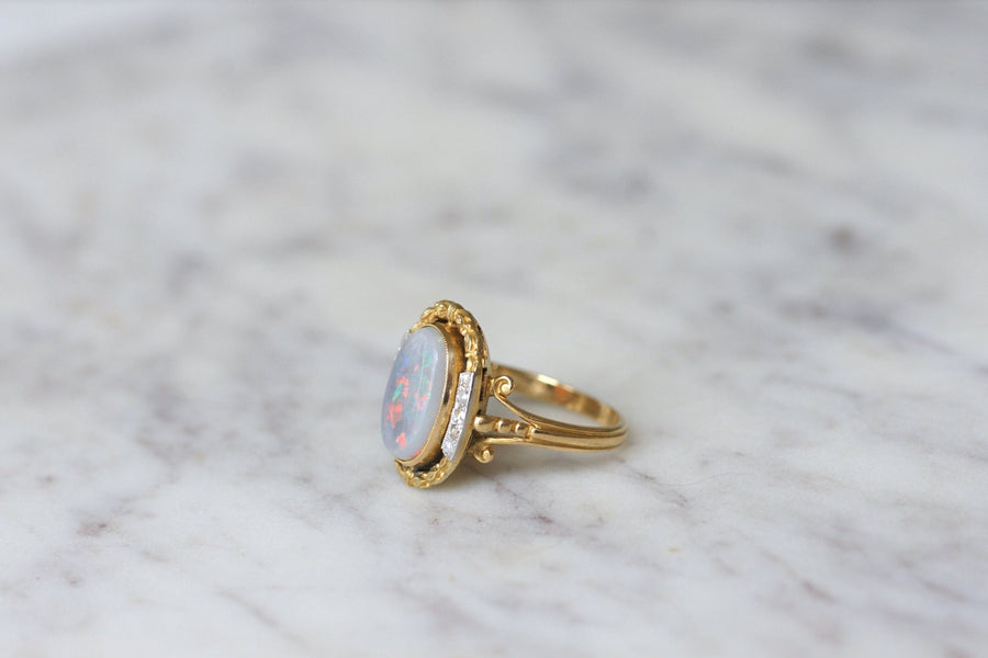 Bague Pompadour, opale entourage diamants, or et platine - Galerie Pénélope