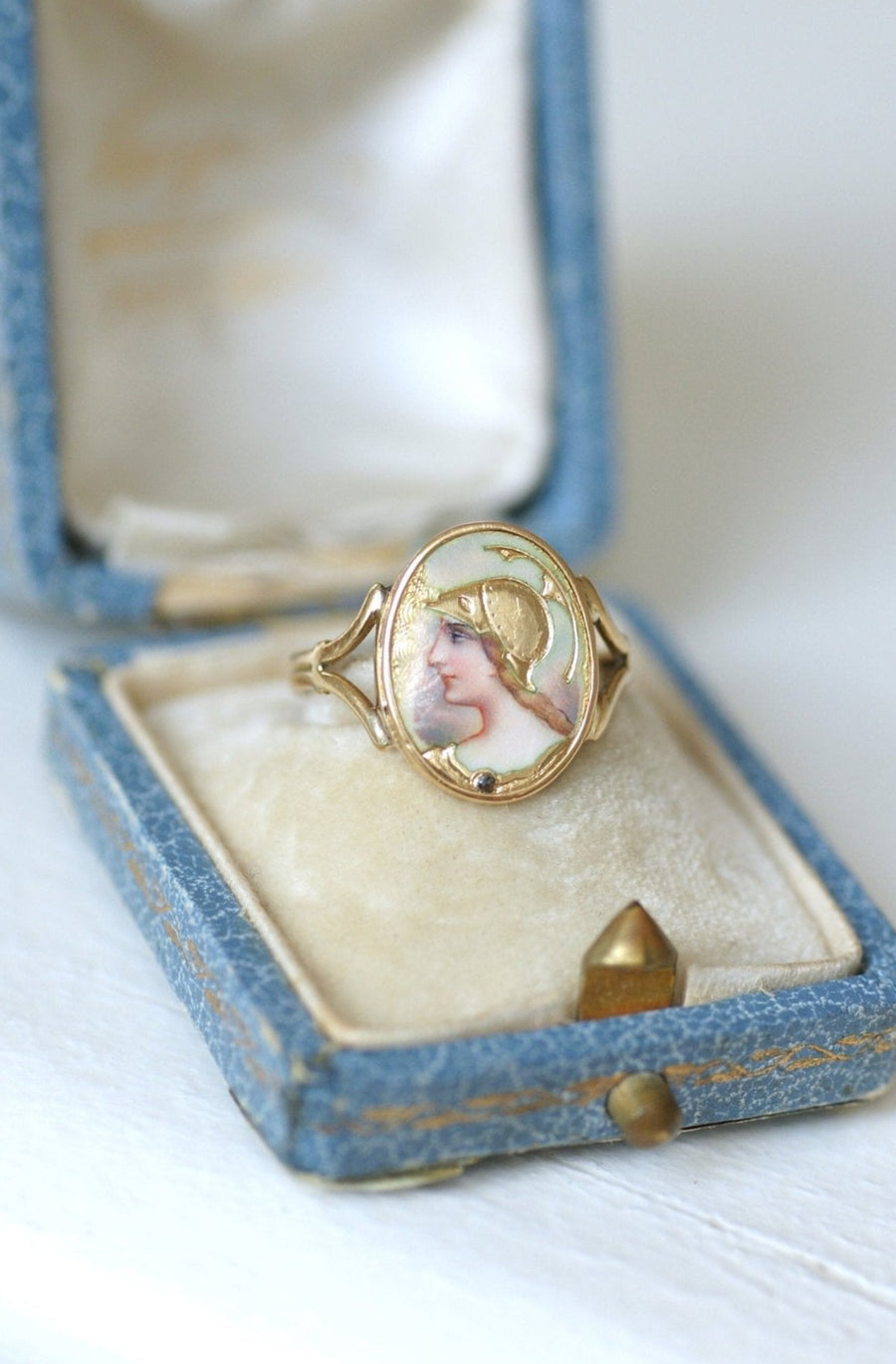 Bague portrait Athéna émail guilloché sur or - Galerie Pénélope