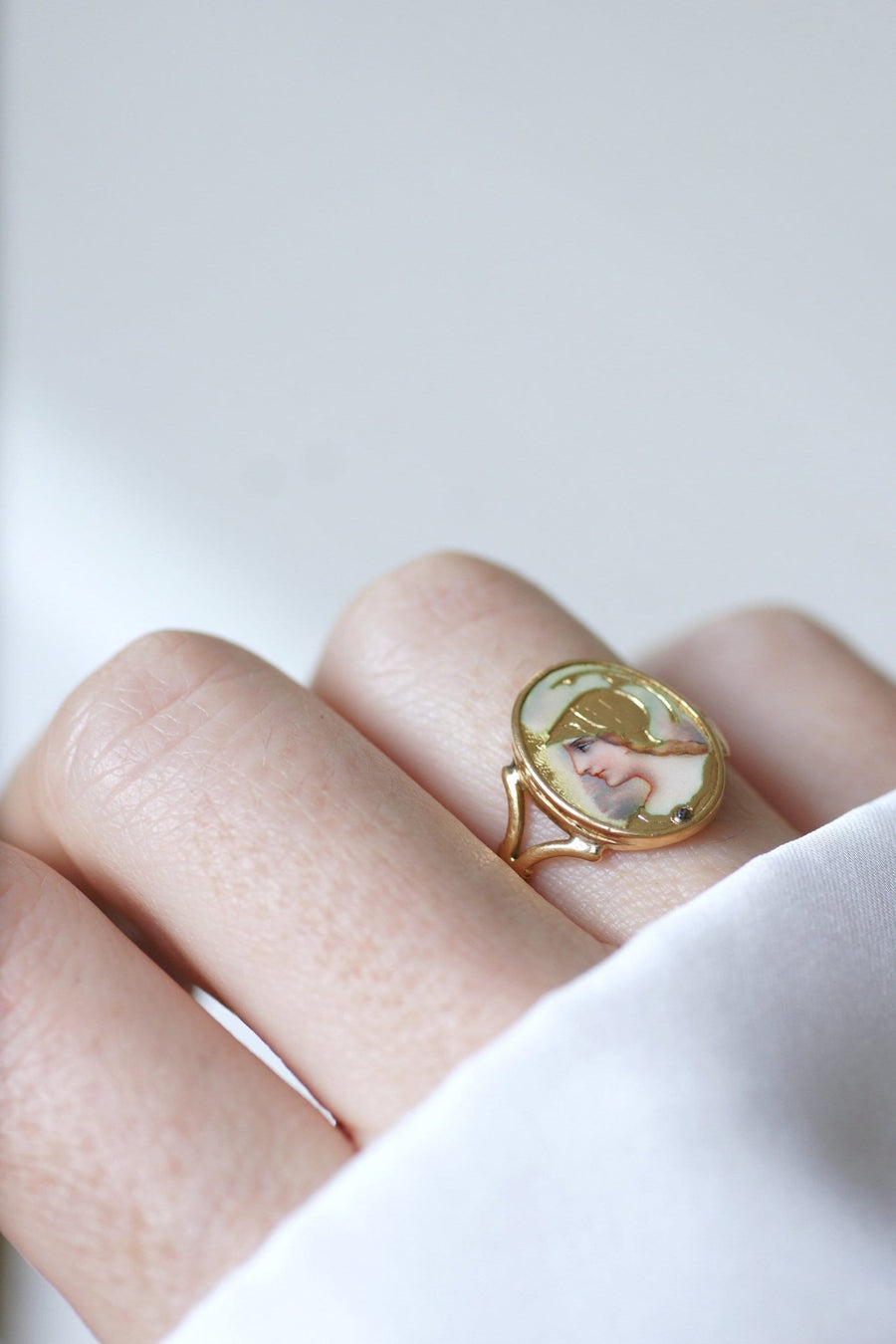 Bague portrait Athéna émail guilloché sur or - Galerie Pénélope