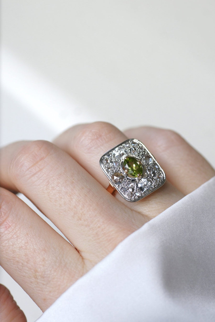 Bague rectangle, péridot et diamants - Galerie Pénélope