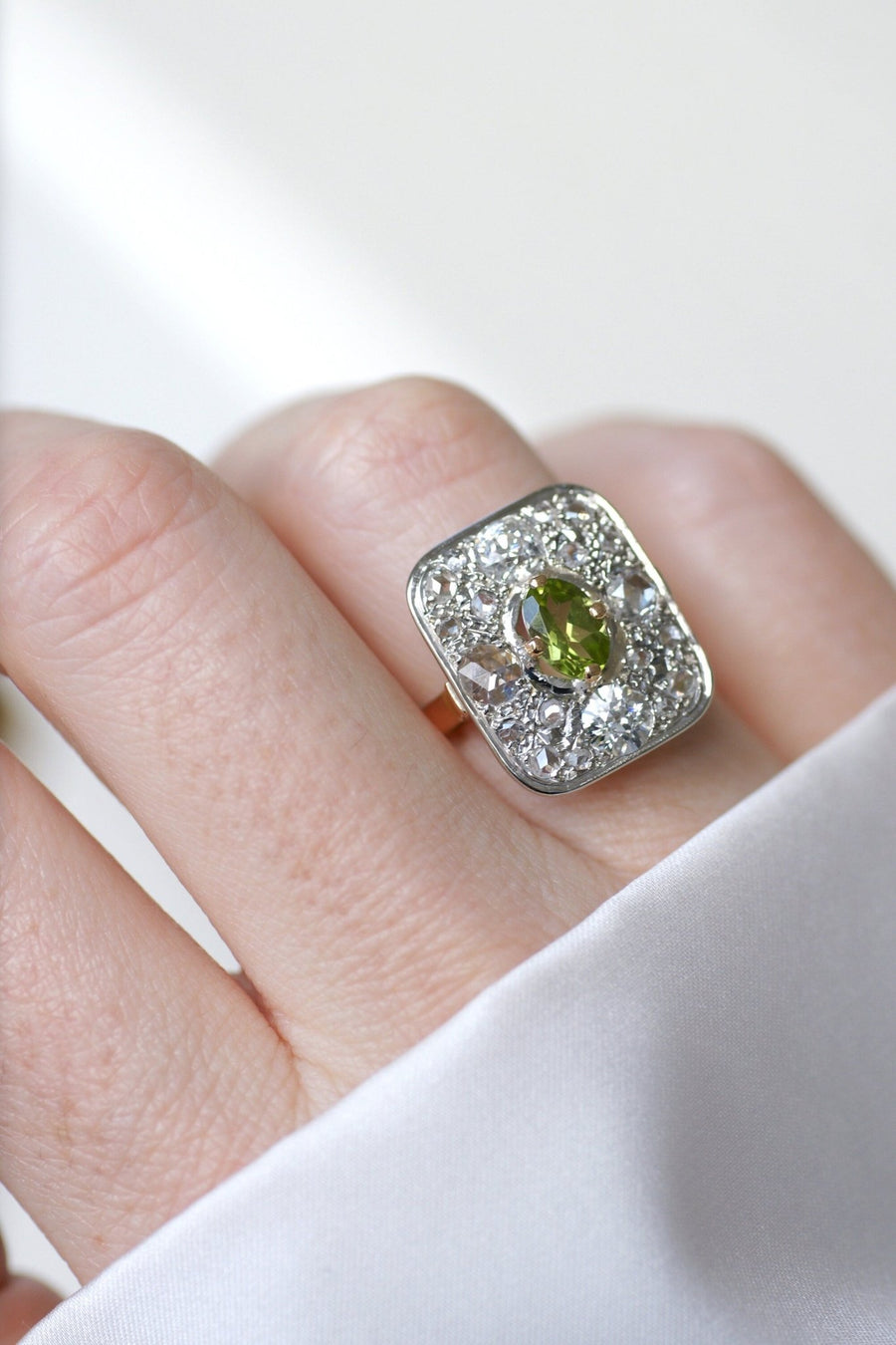 Bague rectangle, péridot et diamants - Galerie Pénélope