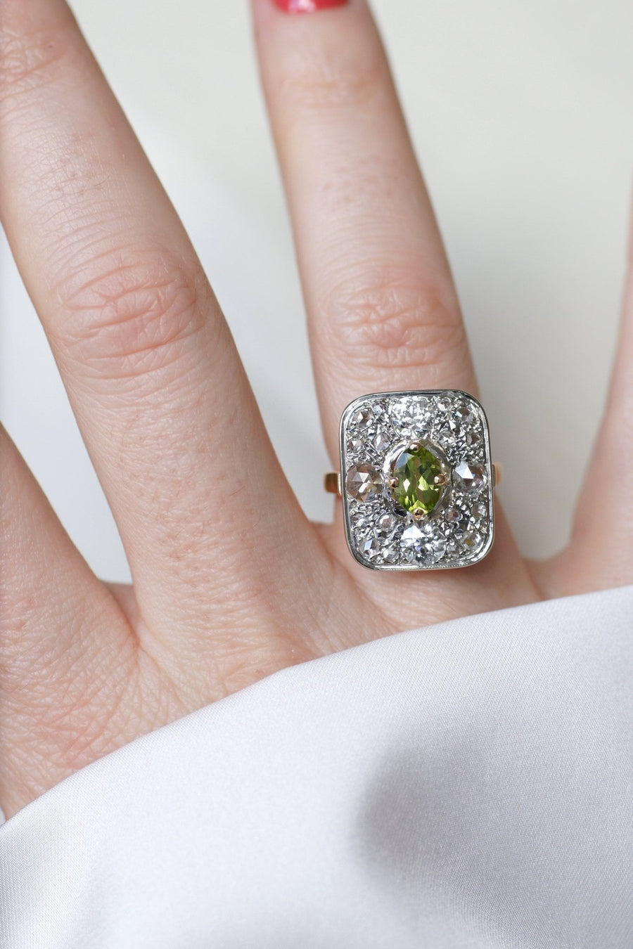 Bague rectangle, péridot et diamants - Galerie Pénélope