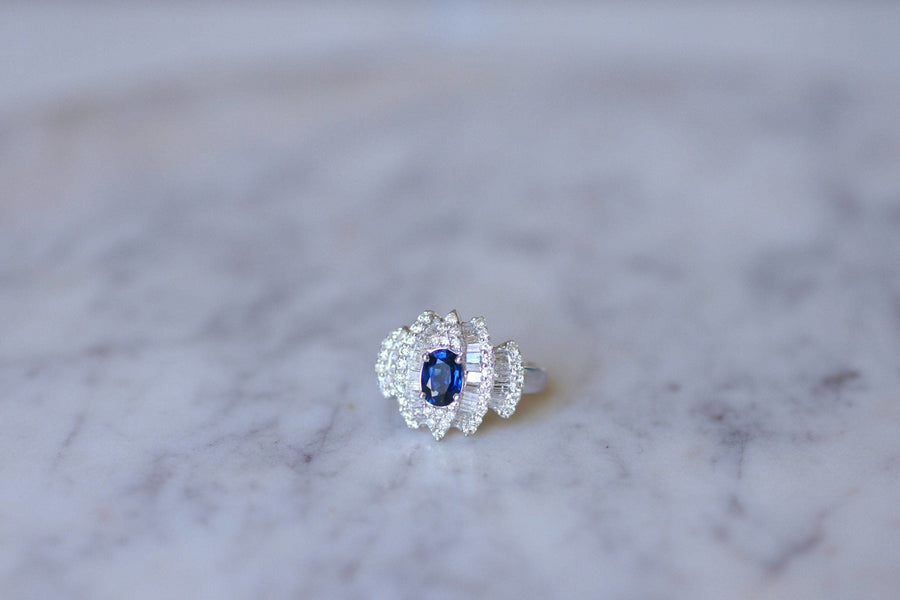 Bague saphir entourage diamants baguettes - Galerie Pénélope