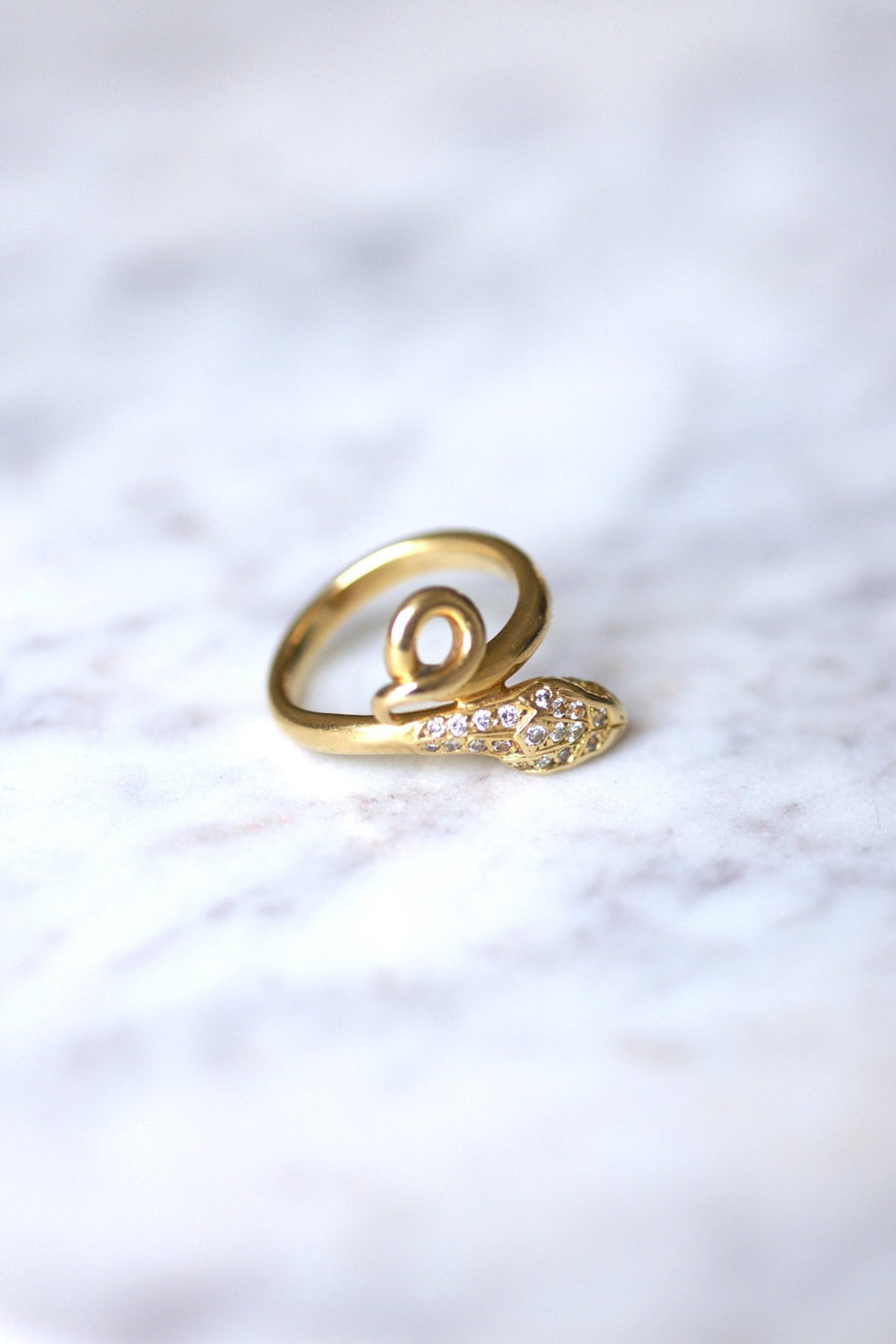 Bague serpent enroulé vintage en or jaune et diamants - Galerie Pénélope