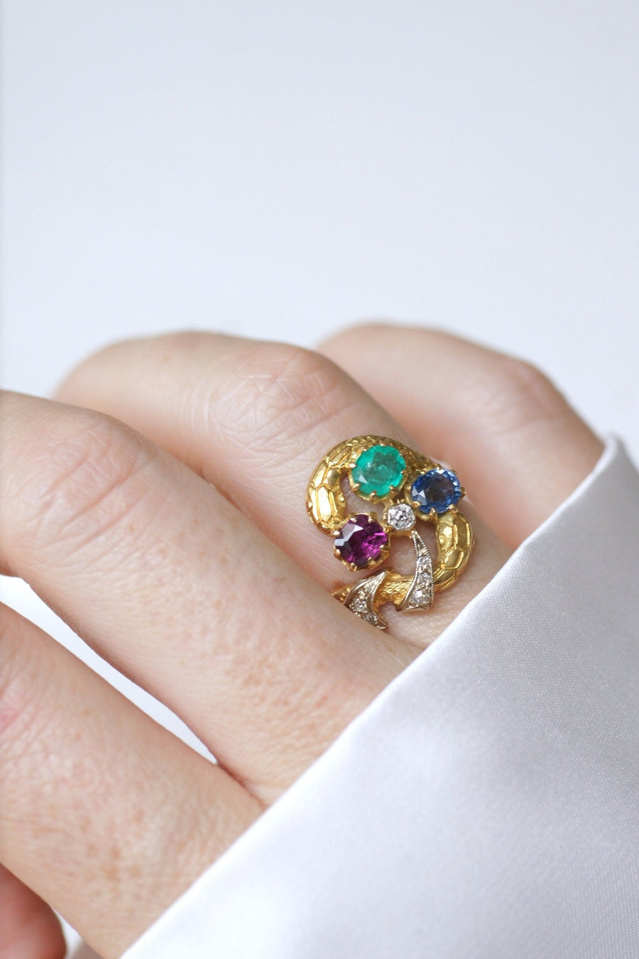 Bague serpents et trèfle, Saphir, Emeraude, Grenat - Galerie Pénélope