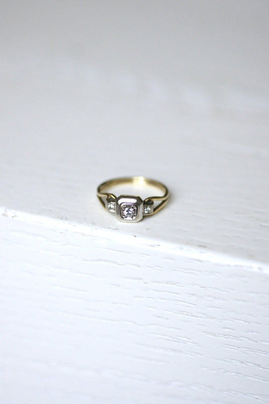 Bague solitaire vintage deux ors et diamant - Galerie Pénélope