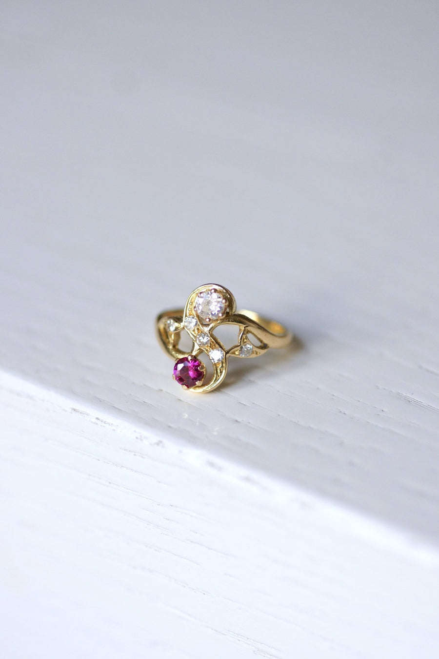 Bague style Victorienne Toi et Moi, diamants, rubis synthétique, sur or jaune - Galerie Pénélope