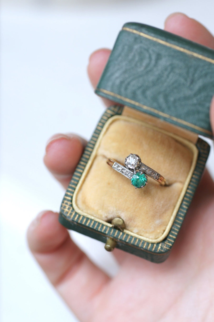 Bague toi et moi Belle Epoque émeraude, et diamants, sur or - Galerie Pénélope