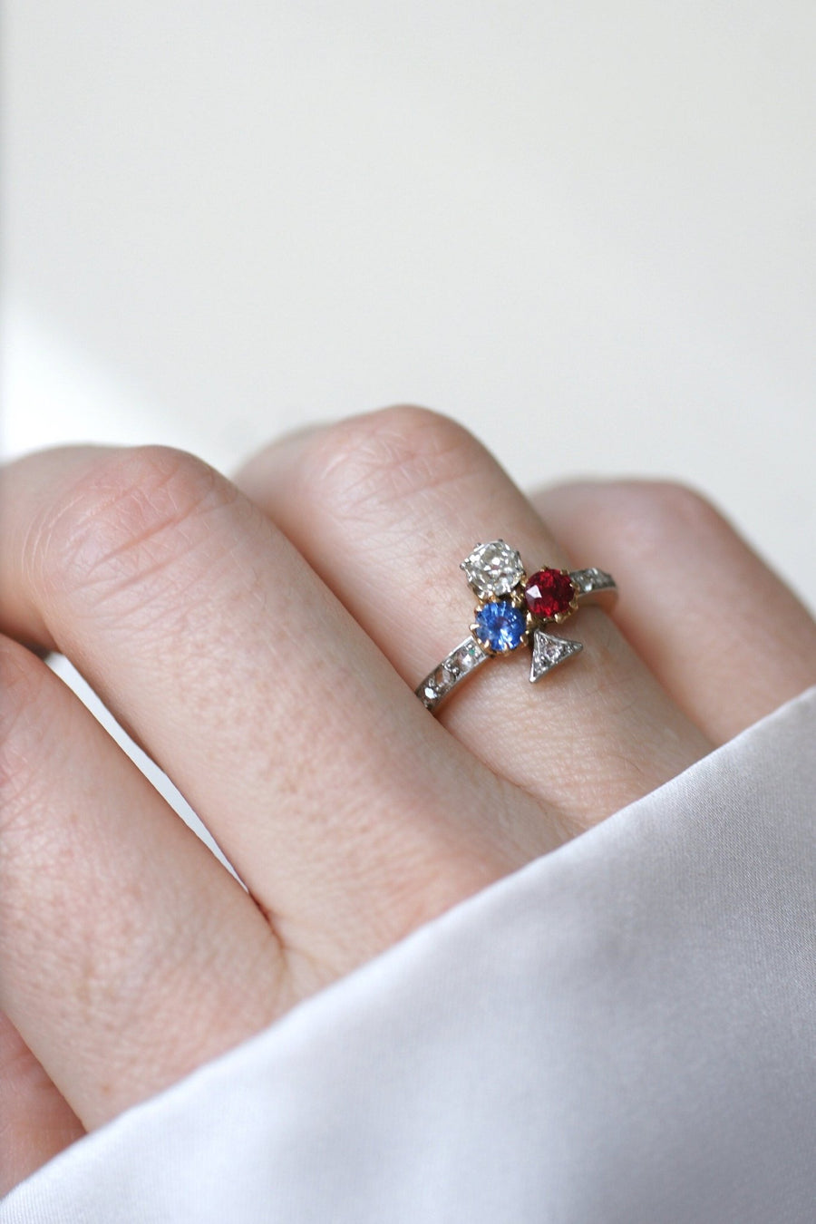 Bague trèfle, saphir, diamant, et rubis - Galerie Pénélope