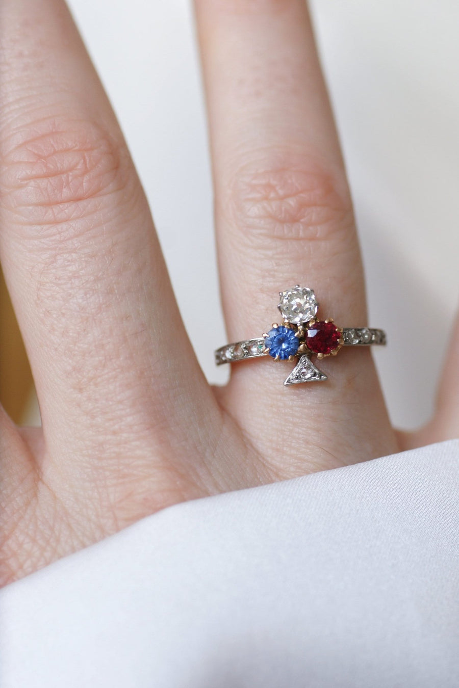 Bague trèfle, saphir, diamant, et rubis - Galerie Pénélope