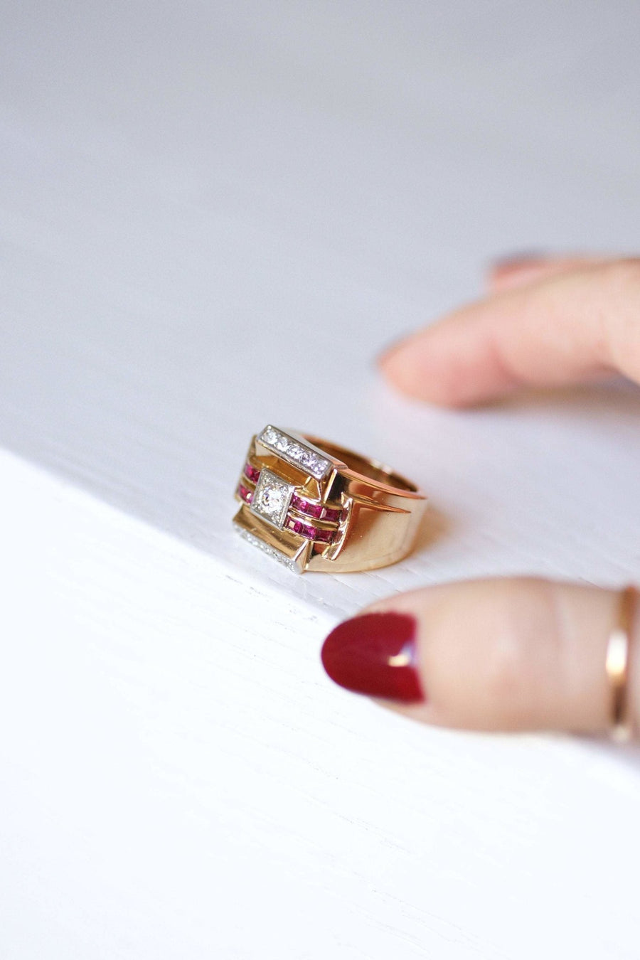 Bague vintage Tank Art Déco or rose et platine ornée de diamants et rubis - Galerie Pénélope