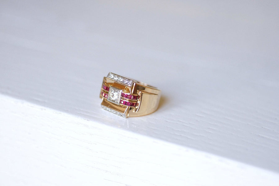 Bague vintage Tank Art Déco or rose et platine ornée de diamants et rubis - Galerie Pénélope